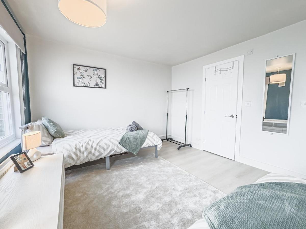 3 Bedroom House Easy Access *